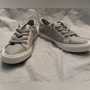 Size 9 women’s blow fish sneakers